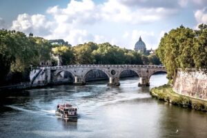 Aqua Paola: spruzzi e torrenti d'acqua sulla riva destra del Tevere - Schola Palatina